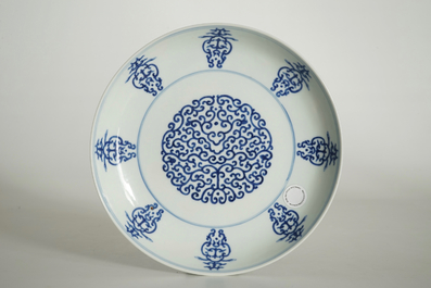 Een Chinees blauwwit bord met gestileerd shou decor, Tongzhi merk, 19/20e eeuw